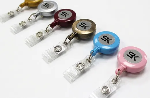 Retractable badge reel yo-yo for access control scans