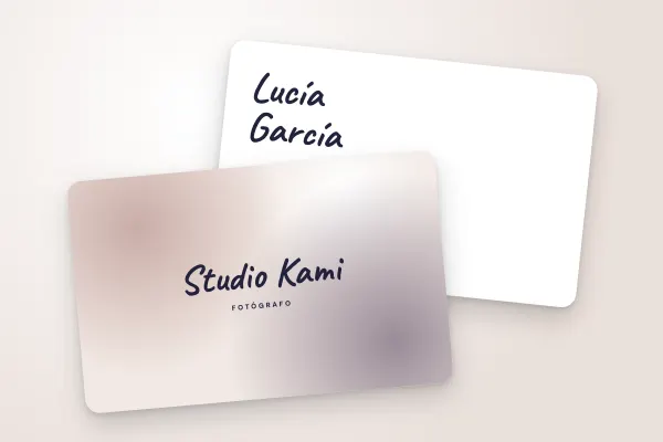 Modelo de tarjeta de visita «Studio Kami» (consultoría y creativos, degradado empolvado, manuscrito): anverso y reverso