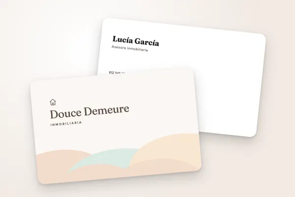 Modelo de tarjeta de visita «Douce Demeure» (inmobiliaria, nubes pastel): anverso y reverso