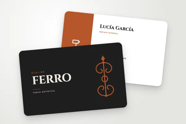Modelo de tarjeta de visita «Atelier Ferro» (artesanos y construcción, volutas de hierro forjado, antracita y óxido): anverso y reverso