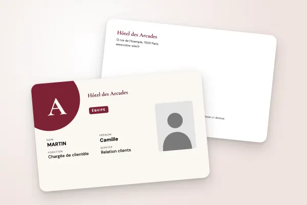 Modèle de badge « Hôtel des Arcades » (entreprises et administrations, grande initiale, bordeaux et or) : recto et verso