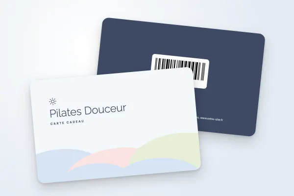 Modèle de carte cadeau « Pilates Douceur » (sport et bien-être, nuages pastel) : recto et verso