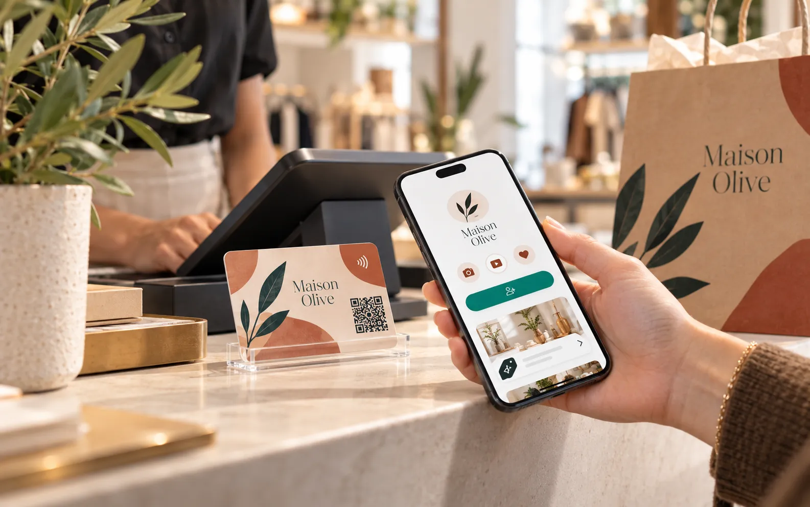 Página Lumacards con botones hacia Instagram, TikTok y Facebook, mostrada en dos smartphones