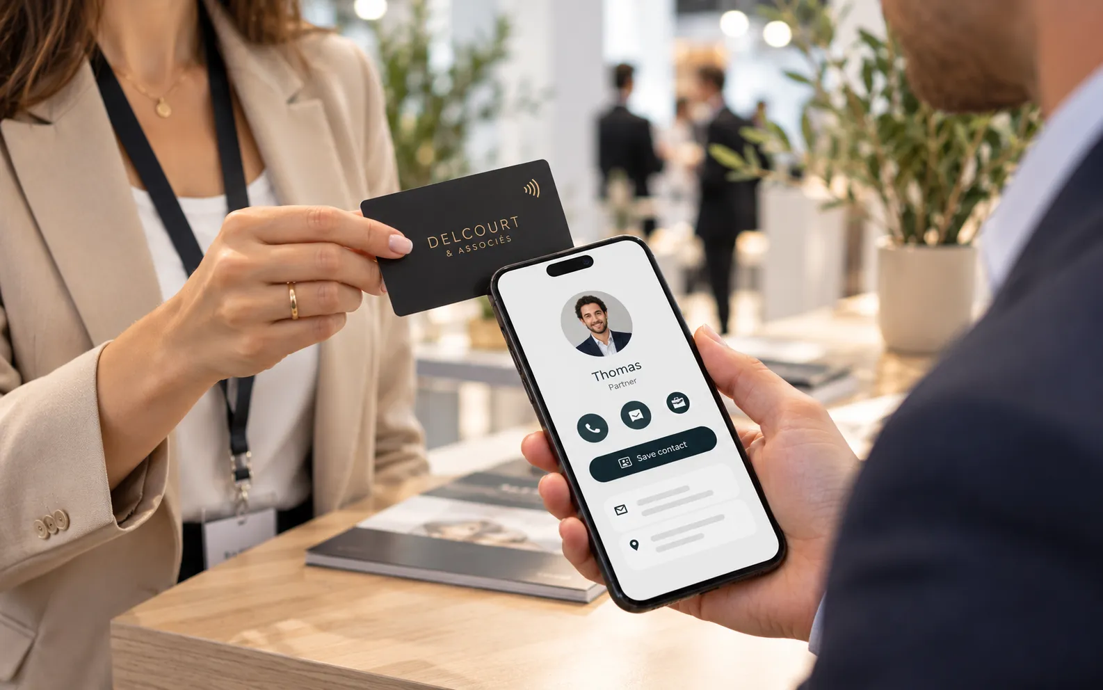 Tarjetas de visita NFC para equipos personalizadas y perfil abierto en un smartphone