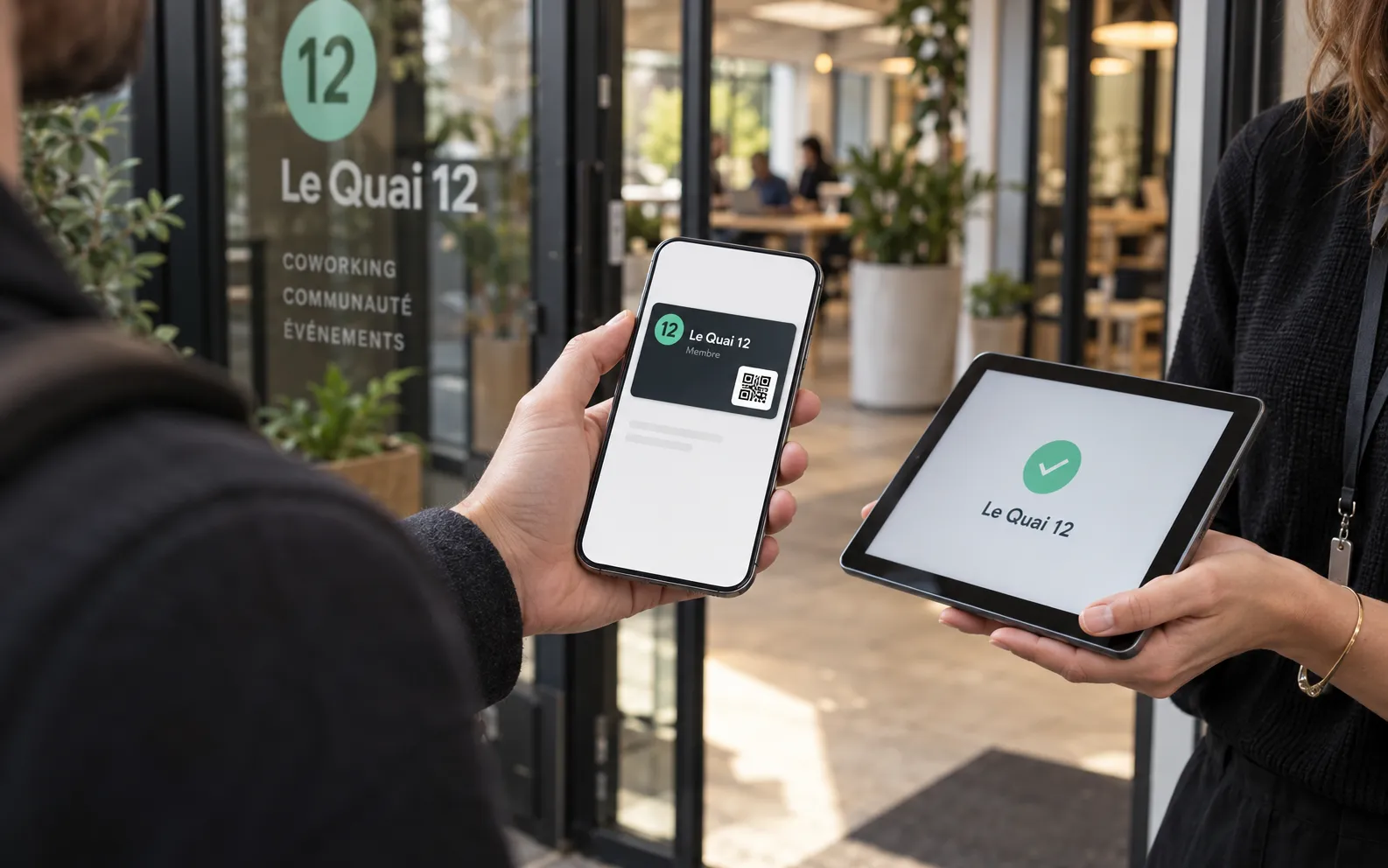 Carte de membre affichée sur l'écran d'un smartphone, présentée à l'entrée